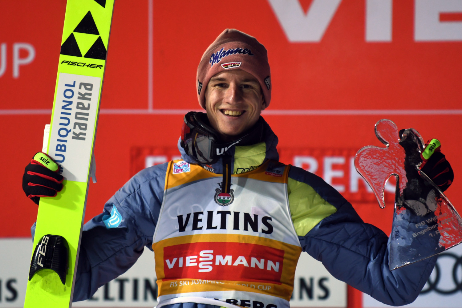 Zweiter Saisonsieg Karl Geiger triumphiert bei Vierschanzentournee