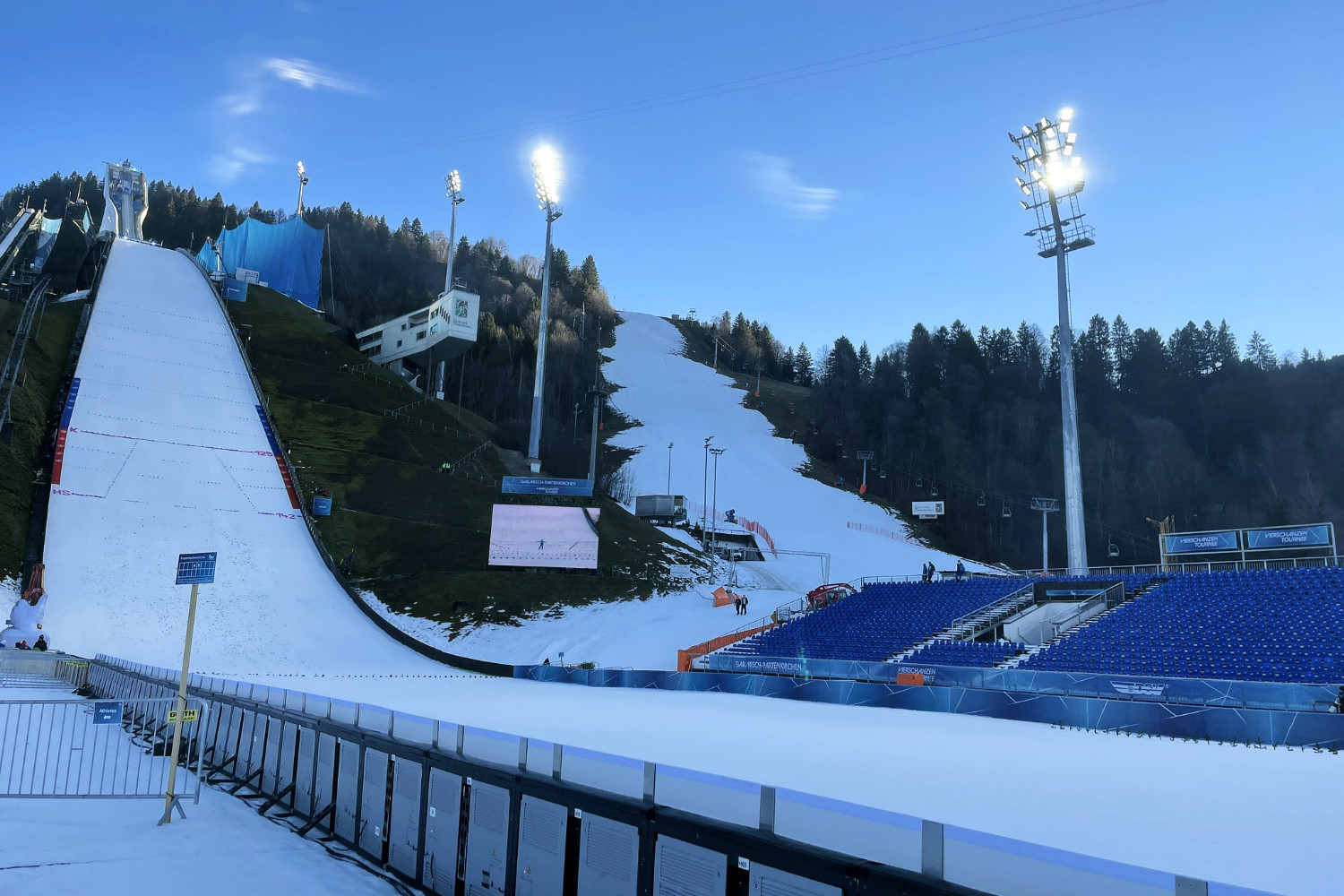 Vierschanzentournee Flutlicht in GarmischPartenkirchen Kommt die