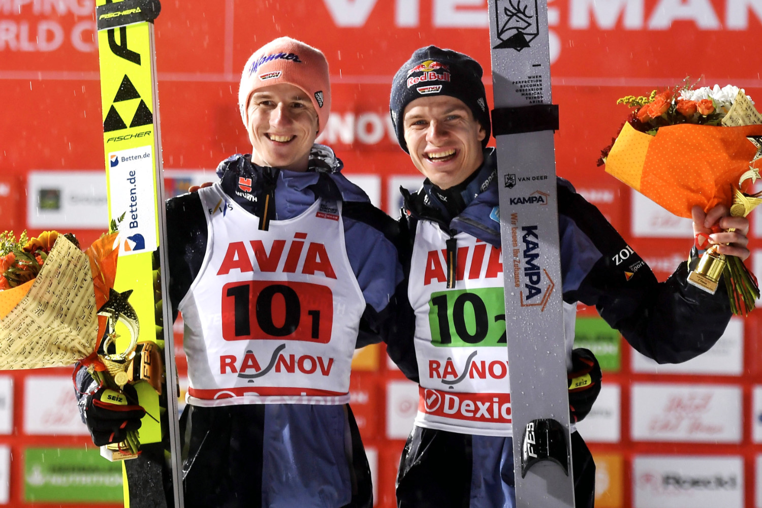 SuperTeam in Rasnov Andreas Wellinger und Karl Geiger feiern