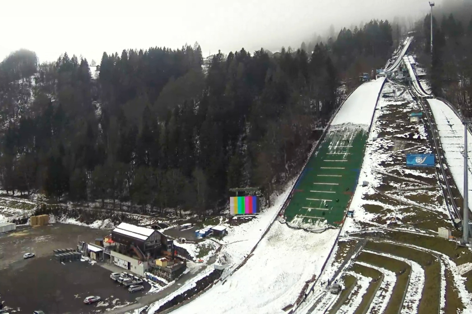 Vierschanzentournee in Gefahr? Lawine beschädigt Skisprungschanze in